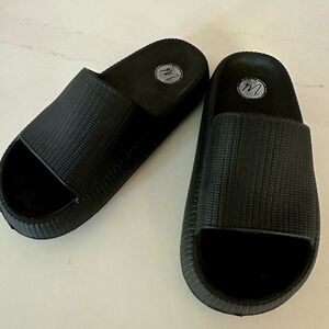 Black Cushion Cloud Slides - Size  8M